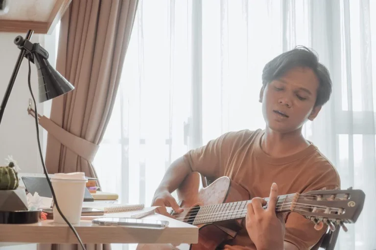 Artis Penyanyi, Asal Tarakan Khifnu Namanya Mulai Dikenal Karena Sering Mengcover – Cover Lagu