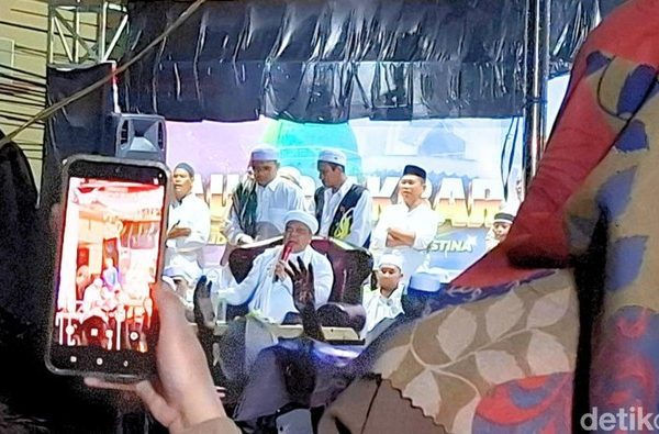 Sempat Ditolak, Habib Rizieq Bakar Semangat Jemaah Tarakan di Tengah Hujan
